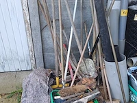 Lot 83 - tuin- en schoonmaakmateriaal - afbeelding 1 van  6
