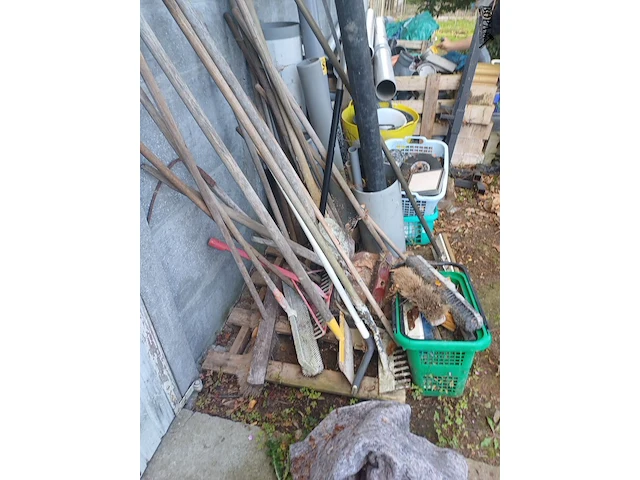 Lot 83 - tuin- en schoonmaakmateriaal - afbeelding 2 van  6