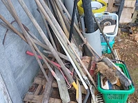 Lot 83 - tuin- en schoonmaakmateriaal - afbeelding 2 van  6