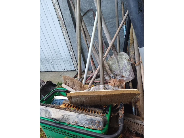 Lot 83 - tuin- en schoonmaakmateriaal - afbeelding 6 van  6