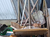 Lot 83 - tuin- en schoonmaakmateriaal - afbeelding 6 van  6
