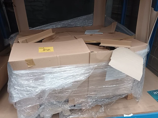 Lot 832 - kartonnen hoekprofielen - afbeelding 1 van  3