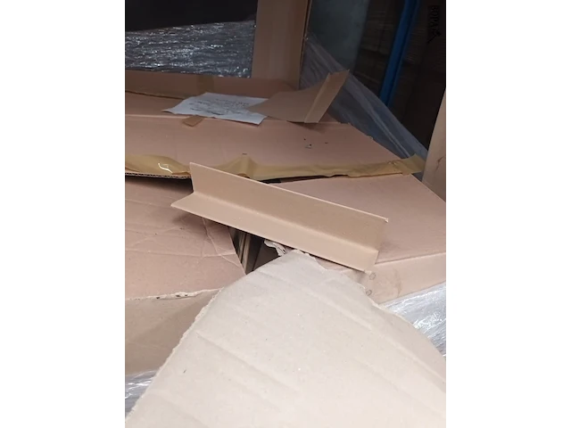 Lot 832 - kartonnen hoekprofielen - afbeelding 3 van  3