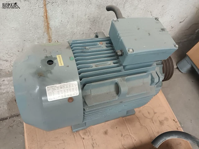 Lot 833 - elektrische inductiemotor. 2 stuks - afbeelding 2 van  6