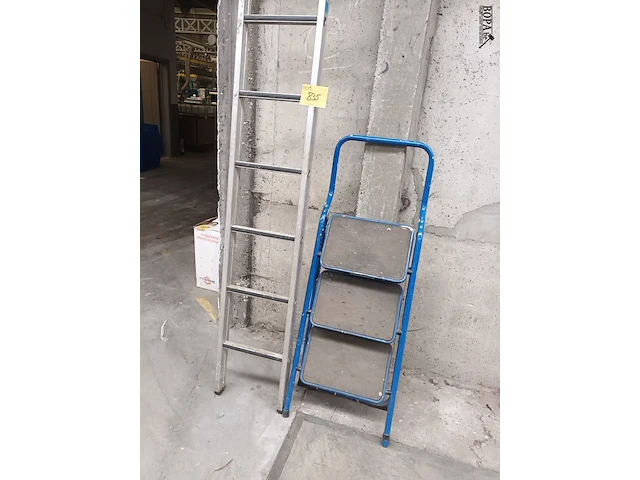 Lot 835 - trapladder en ladder - afbeelding 1 van  3