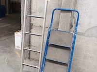Lot 835 - trapladder en ladder - afbeelding 1 van  3