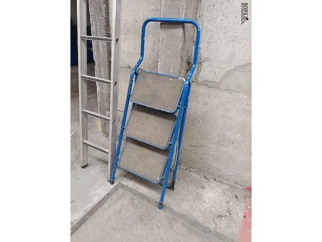Lot 835 - trapladder en ladder - afbeelding 2 van  3