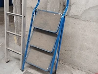 Lot 835 - trapladder en ladder - afbeelding 2 van  3