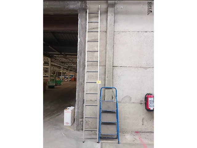 Lot 835 - trapladder en ladder - afbeelding 3 van  3