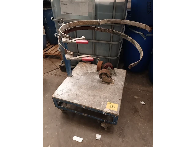 Lot 839 - transportkar voor vaten - afbeelding 1 van  3