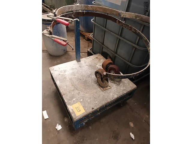 Lot 839 - transportkar voor vaten - afbeelding 3 van  3