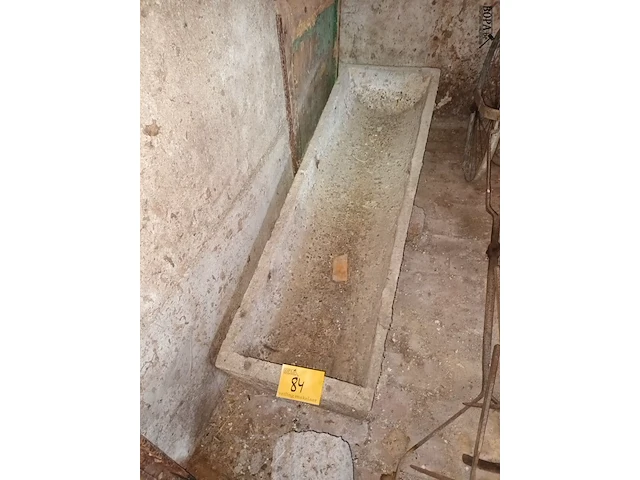 Lot 84 - betonnen voederbak - afbeelding 1 van  2