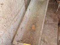 Lot 84 - betonnen voederbak - afbeelding 1 van  2