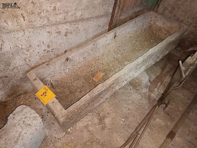 Lot 84 - betonnen voederbak - afbeelding 2 van  2