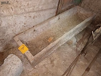 Lot 84 - betonnen voederbak - afbeelding 2 van  2