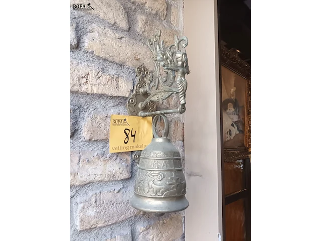 Lot 84 - koperen kloosterbel - afbeelding 1 van  3