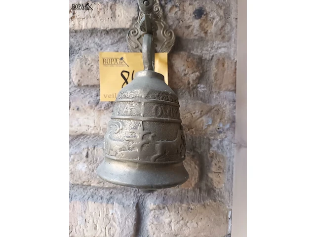 Lot 84 - koperen kloosterbel - afbeelding 3 van  3