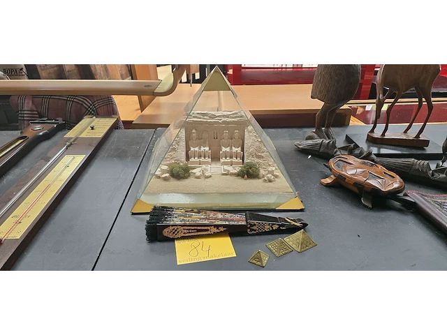 Lot 84 - miniatuurmodel van de grote tempelvan abu simbel - afbeelding 1 van  5