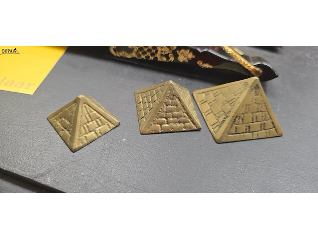Lot 84 - miniatuurmodel van de grote tempelvan abu simbel - afbeelding 2 van  5