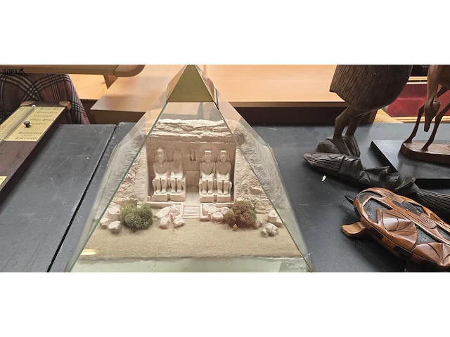 Lot 84 - miniatuurmodel van de grote tempelvan abu simbel - afbeelding 4 van  5