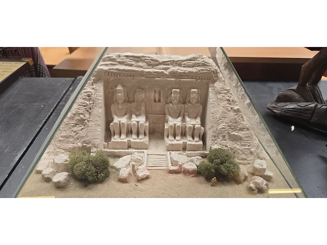 Lot 84 - miniatuurmodel van de grote tempelvan abu simbel - afbeelding 5 van  5