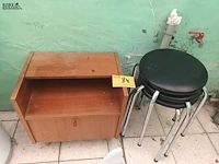 Lot 84 - nachtkastje en krukjes. 4 stuks - afbeelding 1 van  3