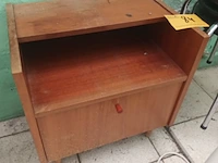 Lot 84 - nachtkastje en krukjes. 4 stuks - afbeelding 2 van  3