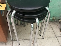 Lot 84 - nachtkastje en krukjes. 4 stuks - afbeelding 3 van  3