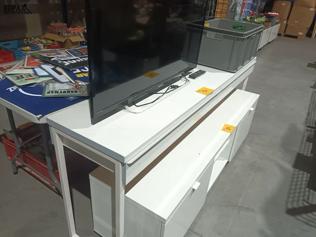 Lot 84 - tafel met lade - afbeelding 1 van  4