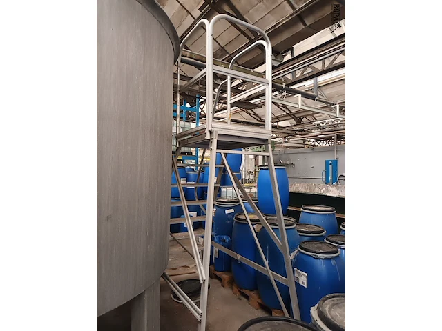 Lot 841 - industriële werktrap met platform - afbeelding 2 van  3