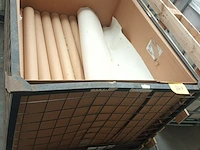 Lot 847 - stapelbak met inhoud - afbeelding 1 van  3