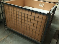 Lot 847 - stapelbak met inhoud - afbeelding 2 van  3