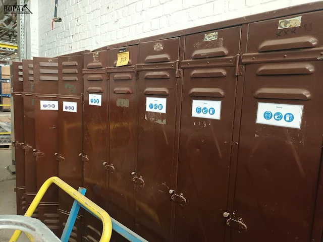 Lot 848 - vintage metalen kledinglocker. 2 stuks - afbeelding 1 van  4