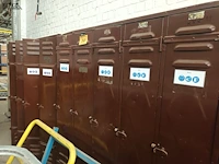 Lot 848 - vintage metalen kledinglocker. 2 stuks - afbeelding 1 van  4