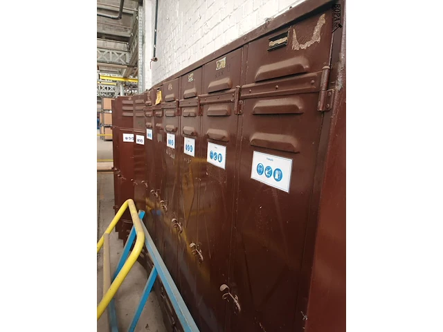 Lot 848 - vintage metalen kledinglocker. 2 stuks - afbeelding 2 van  4