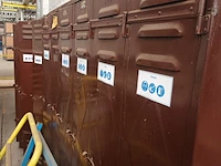 Lot 848 - vintage metalen kledinglocker. 2 stuks - afbeelding 2 van  4