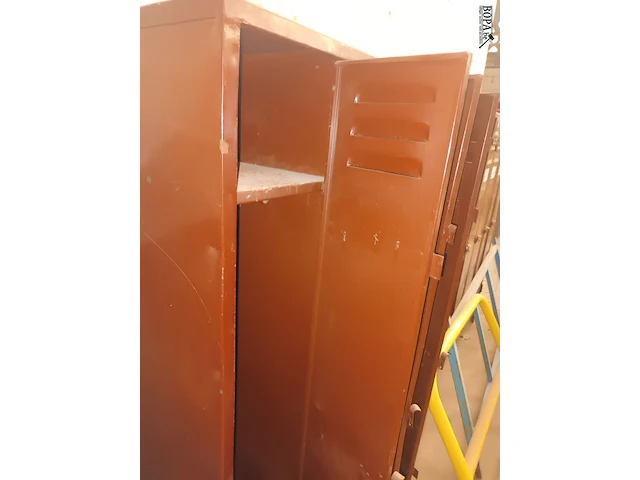 Lot 848 - vintage metalen kledinglocker. 2 stuks - afbeelding 3 van  4
