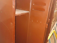 Lot 848 - vintage metalen kledinglocker. 2 stuks - afbeelding 3 van  4
