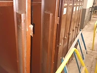 Lot 848 - vintage metalen kledinglocker. 2 stuks - afbeelding 4 van  4