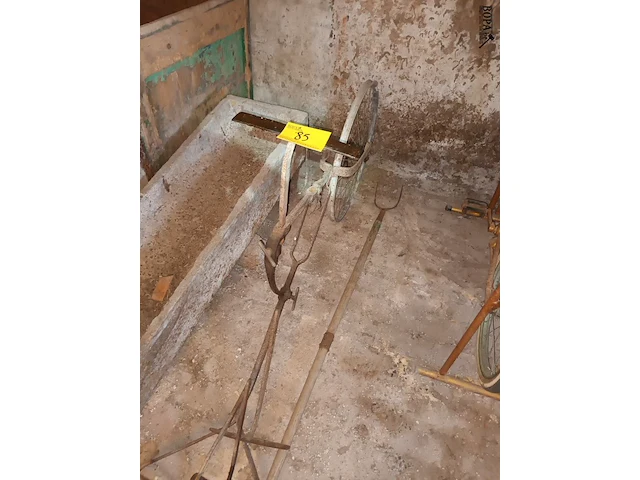 Lot 85 - antieke ploeg en hooivork - afbeelding 1 van  2