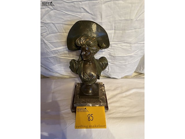 Lot 85 - beeld brons, marmeren voet, van der straeten, vrouw met hoed - afbeelding 1 van  5