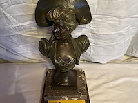 Lot 85 - beeld brons, marmeren voet, van der straeten, vrouw met hoed - afbeelding 1 van  5