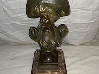 Lot 85 - beeld brons, marmeren voet, van der straeten, vrouw met hoed - afbeelding 2 van  5