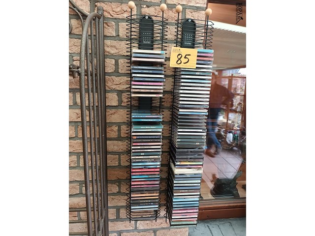 Lot 85 - cd rek met inhoud. 2 stuks - afbeelding 1 van  5
