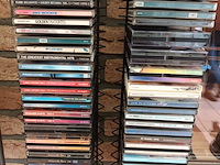 Lot 85 - cd rek met inhoud. 2 stuks - afbeelding 4 van  5