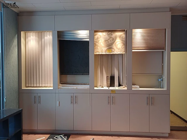 Lot 85 - inbouwkast(en) met inhoud - afbeelding 1 van  3