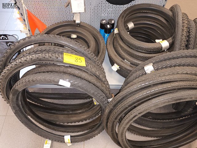 Lot 85 - lot buitenbanden. 33 stuks - afbeelding 1 van  4