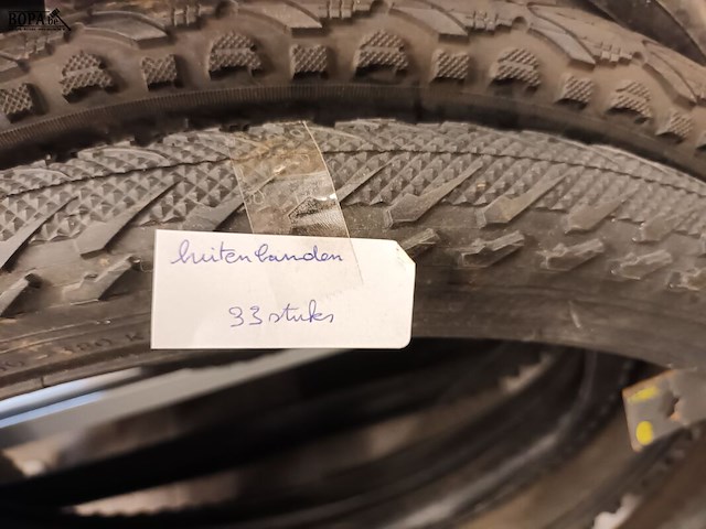 Lot 85 - lot buitenbanden. 33 stuks - afbeelding 2 van  4