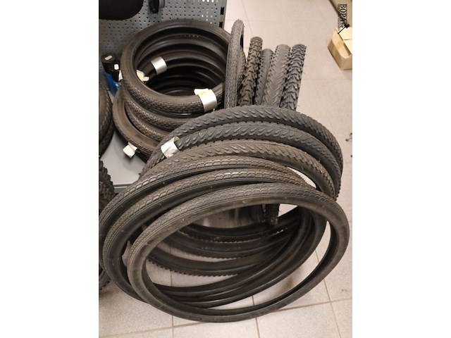 Lot 85 - lot buitenbanden. 33 stuks - afbeelding 3 van  4