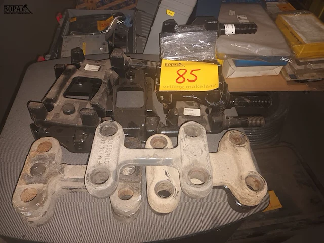 Lot 85 - onderdelen voor truck en trailer - afbeelding 1 van  5